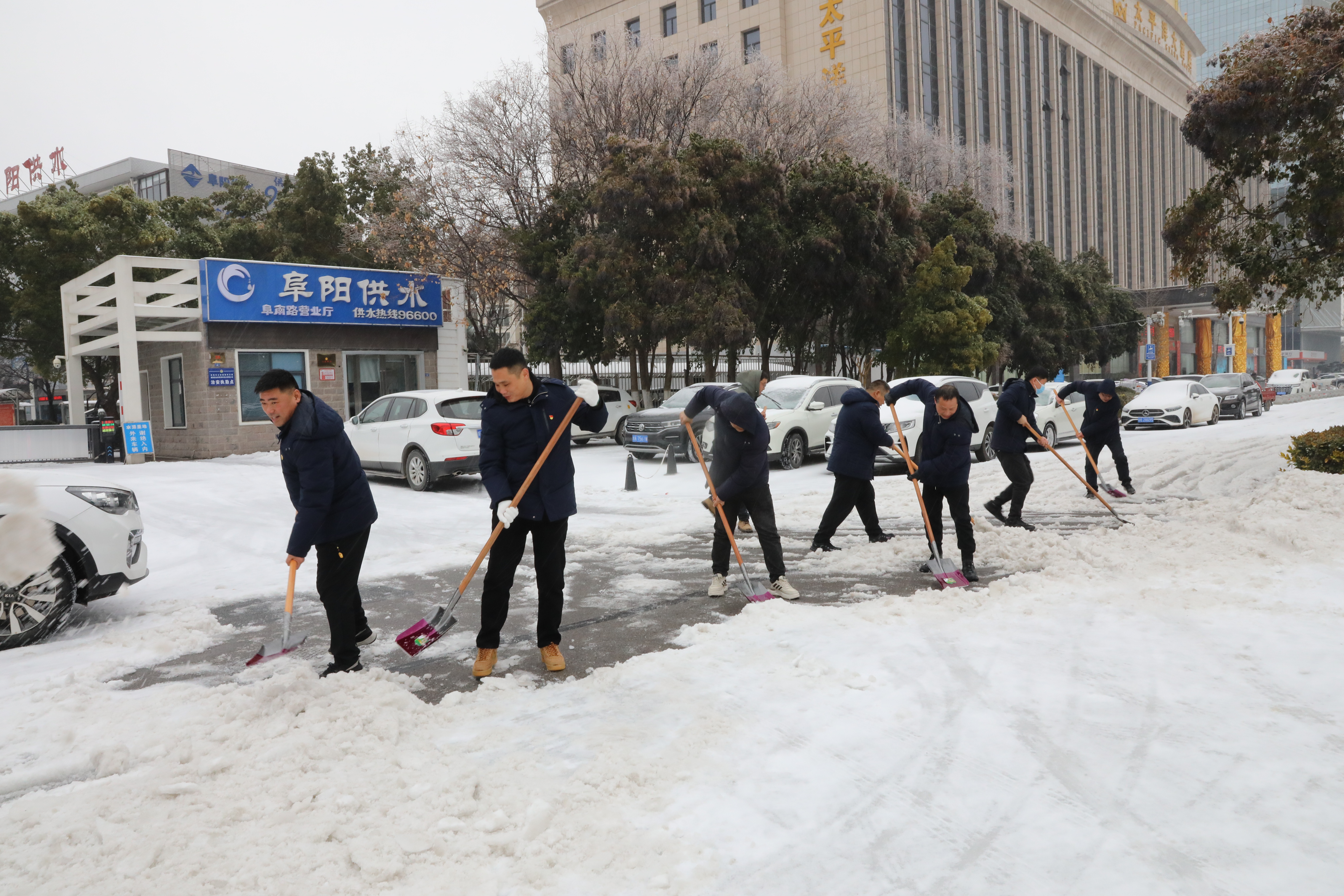 寒風(fēng)除雪踐初心 冰雪更映黨旗紅——市供水有限公司開展掃雪除冰志愿服務(wù)活動(dòng)